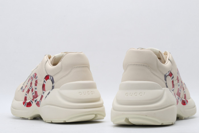 G*u*i* trainer sneaker23